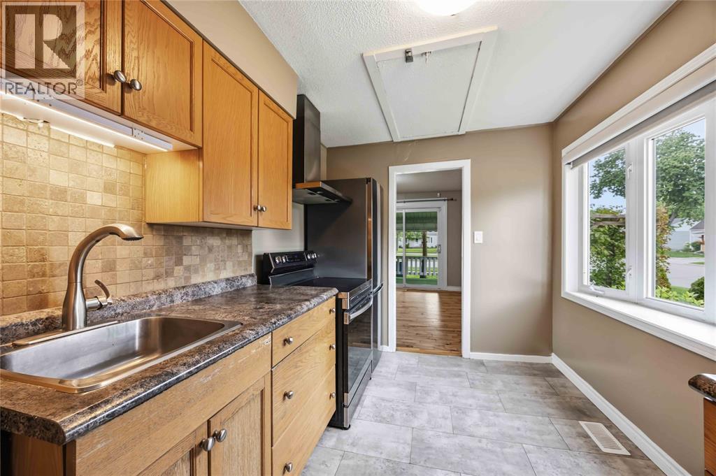 641 Maple Avenue, Sarnia, ON - Indoor Photo Showing Kitchen