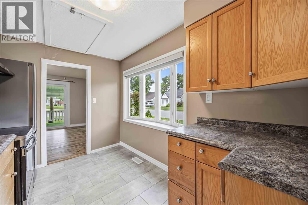 641 Maple Avenue, Sarnia, ON - Indoor Photo Showing Kitchen