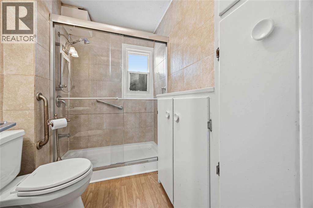 641 Maple Avenue, Sarnia, ON - Indoor Photo Showing Bathroom