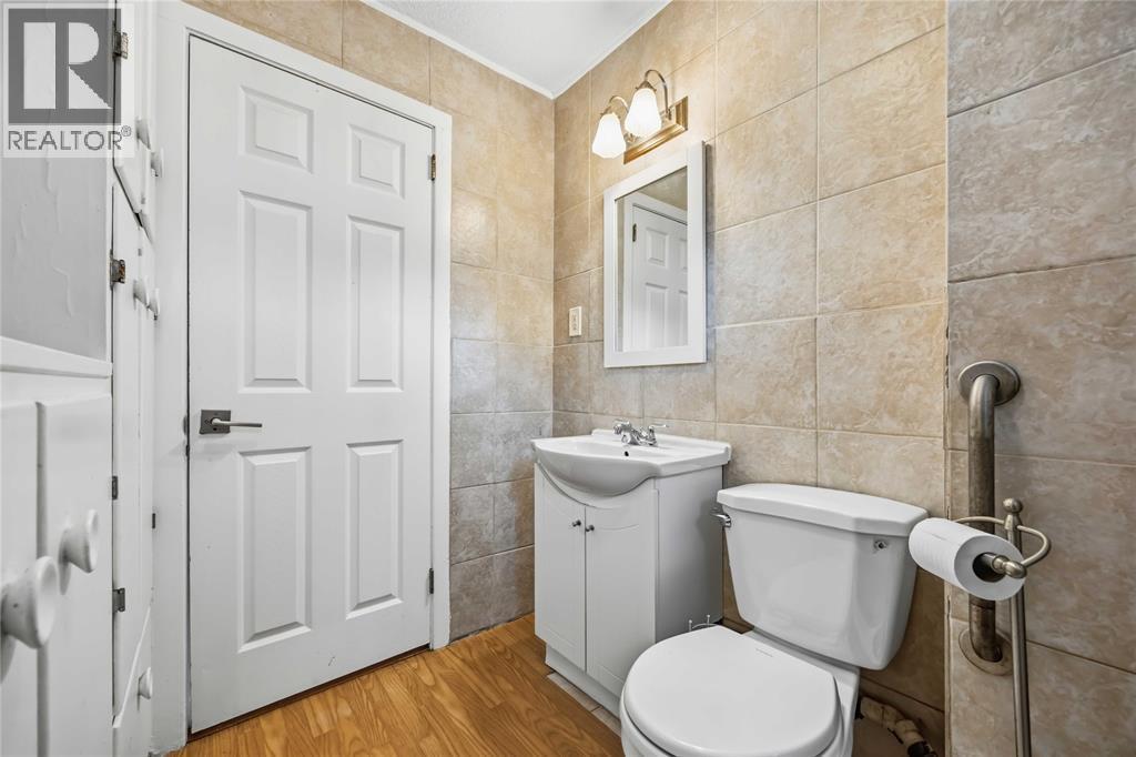 641 Maple Avenue, Sarnia, ON - Indoor Photo Showing Bathroom