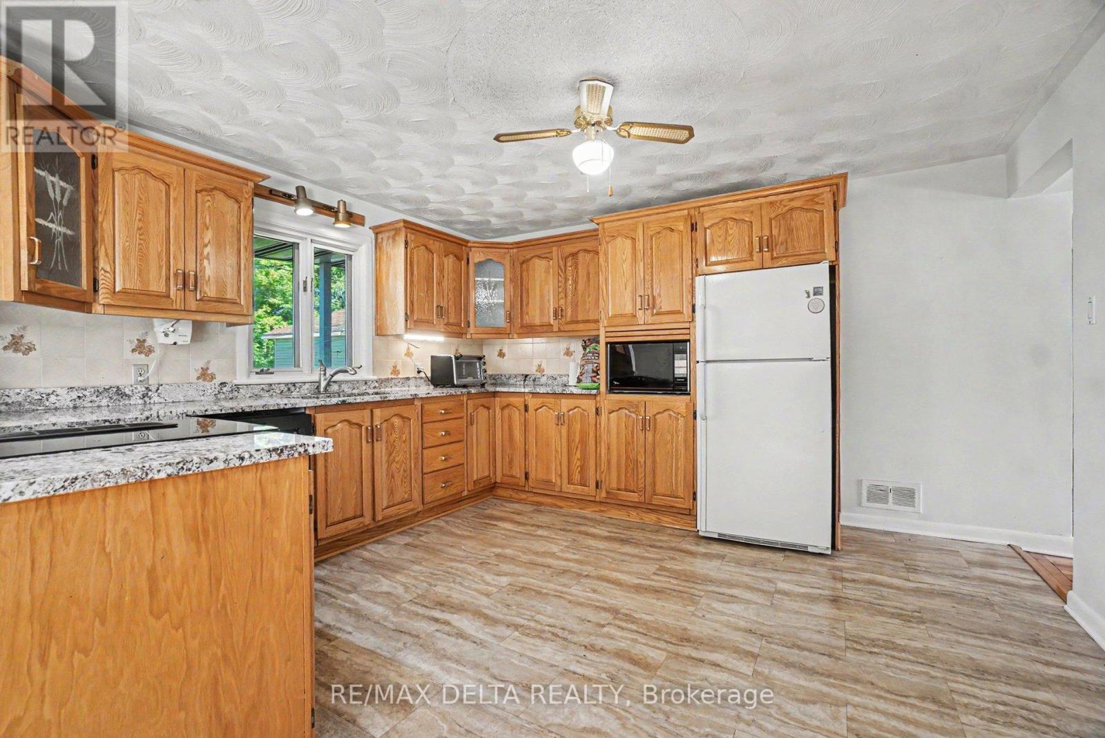 352 Lacasse Avenue, Ottawa, ON - Indoor Photo Showing Kitchen