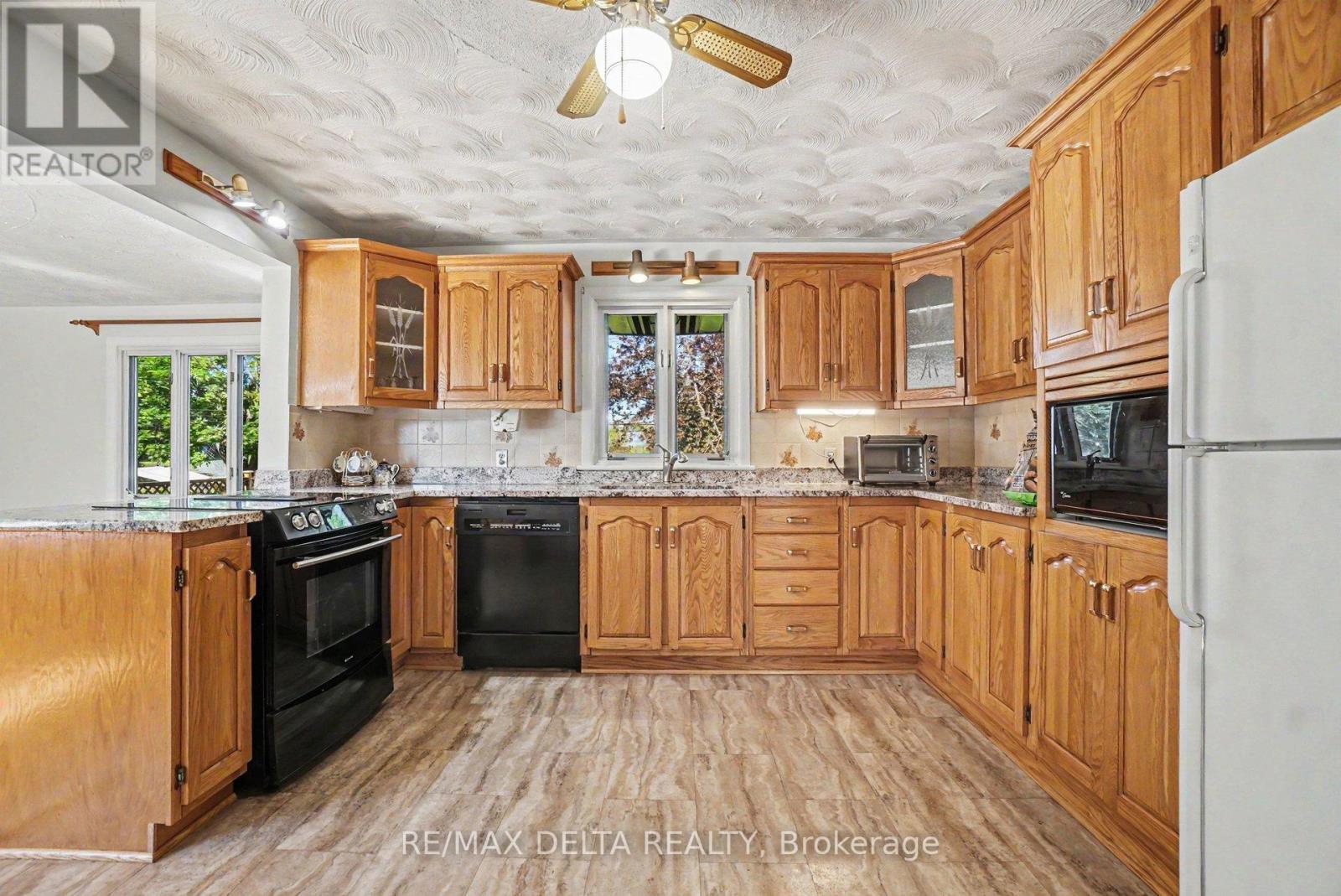 352 Lacasse Avenue, Ottawa, ON - Indoor Photo Showing Kitchen With Double Sink