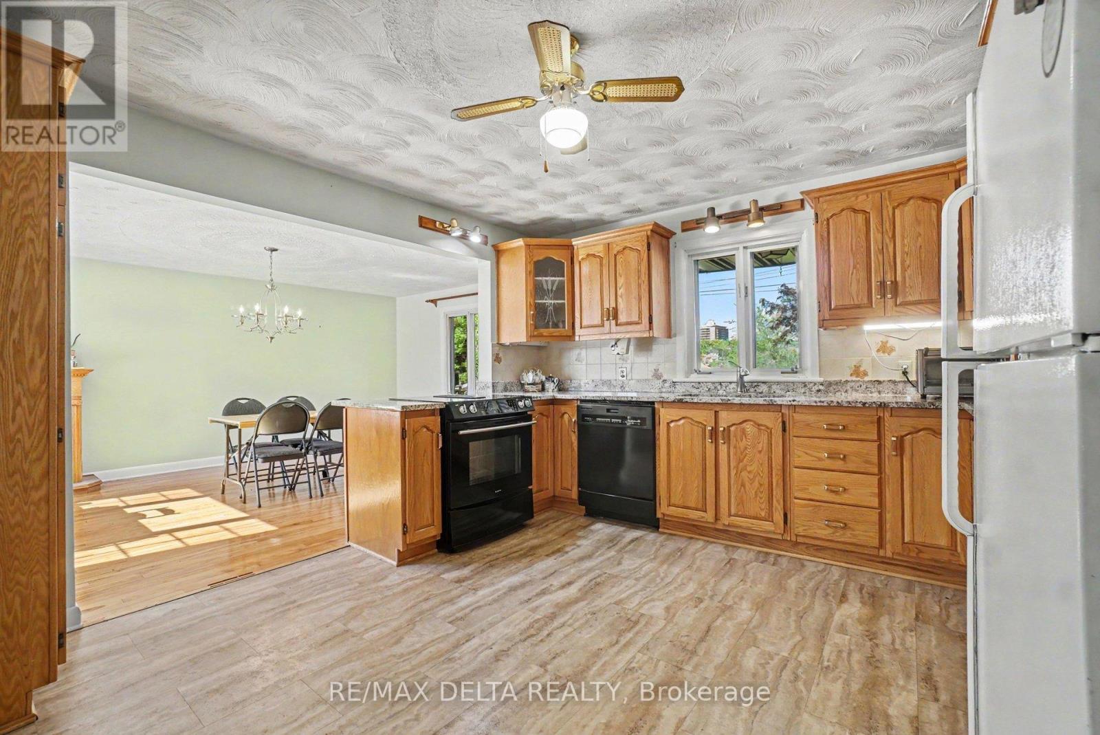 352 Lacasse Avenue, Ottawa, ON - Indoor Photo Showing Kitchen