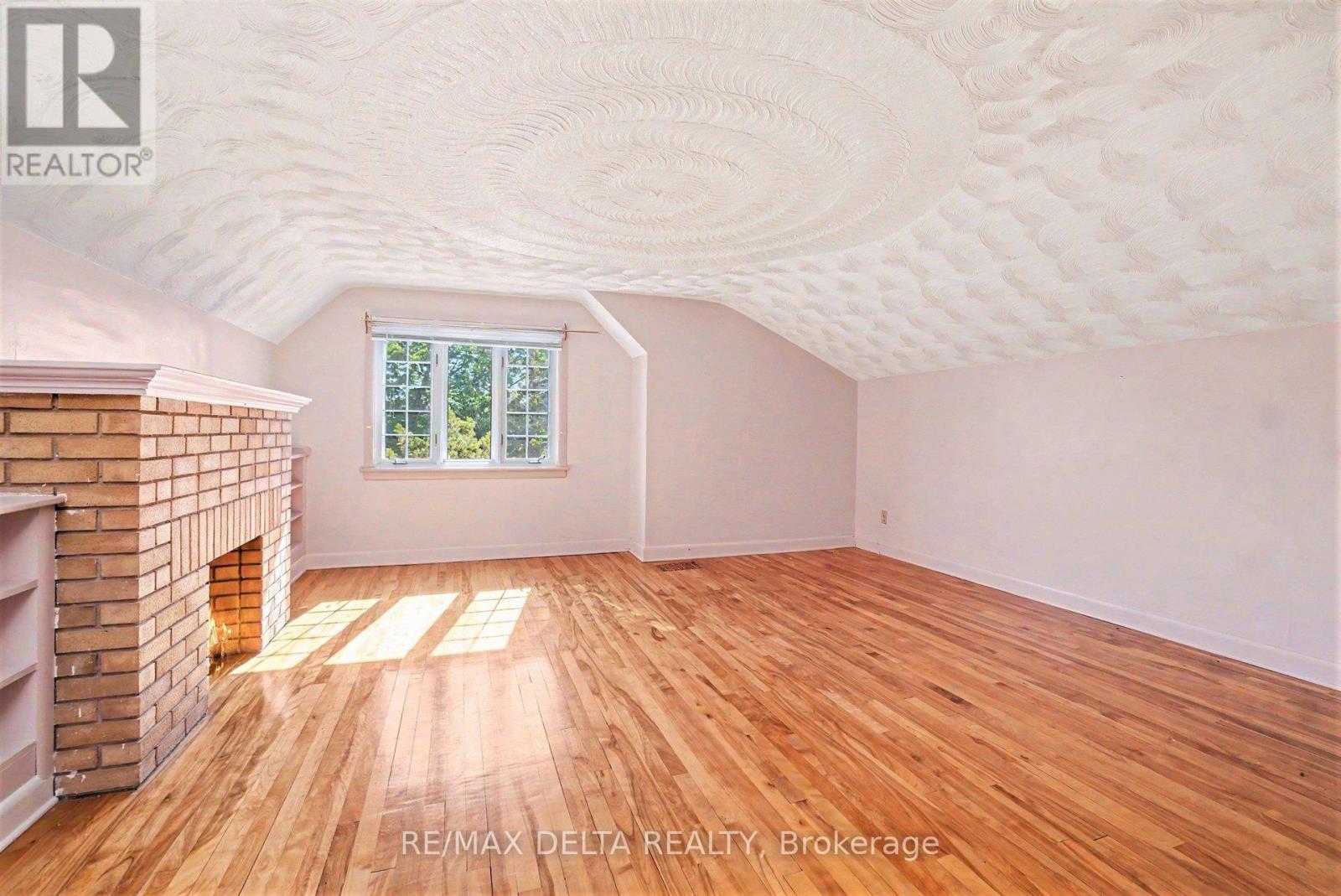 352 Lacasse Avenue, Ottawa, ON - Indoor Photo Showing Other Room With Fireplace