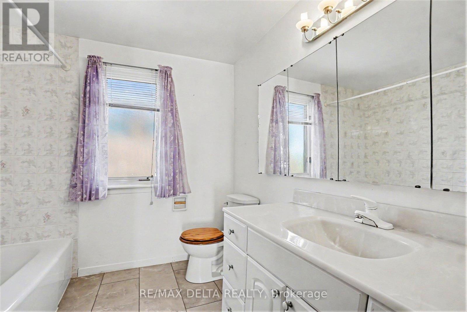 352 Lacasse Avenue, Ottawa, ON - Indoor Photo Showing Bathroom