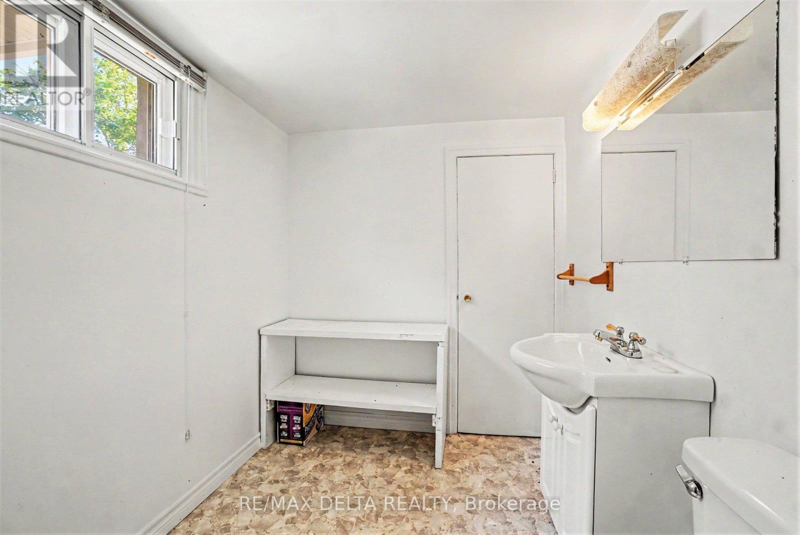 352 Lacasse Avenue, Ottawa, ON - Indoor Photo Showing Bathroom