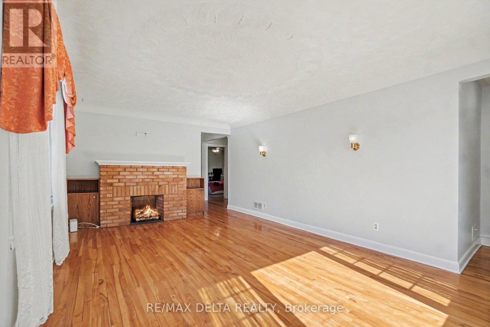 352 Lacasse Avenue, Ottawa, ON - Indoor With Fireplace