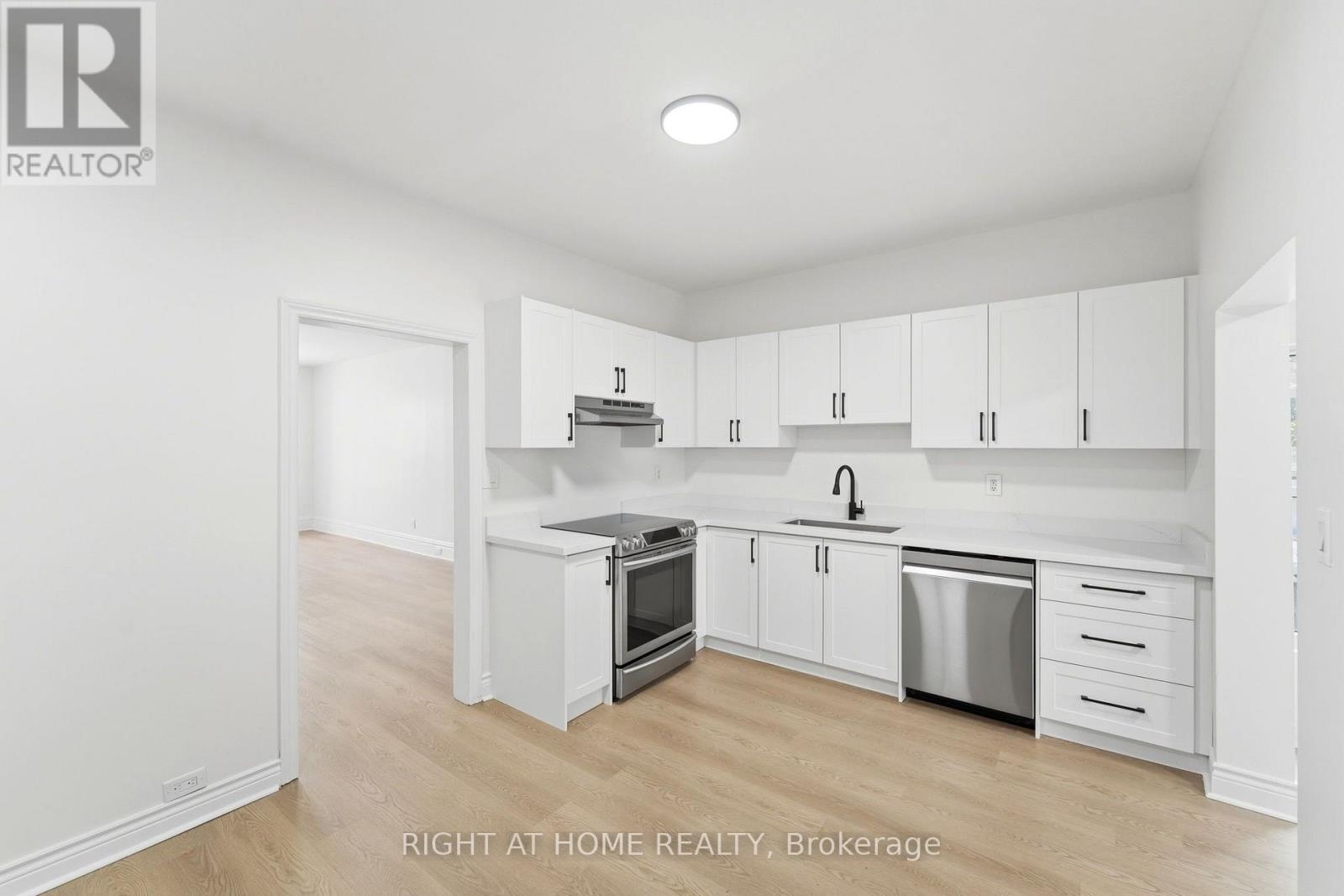 522 Cannon Street E, Hamilton, ON - Indoor Photo Showing Kitchen