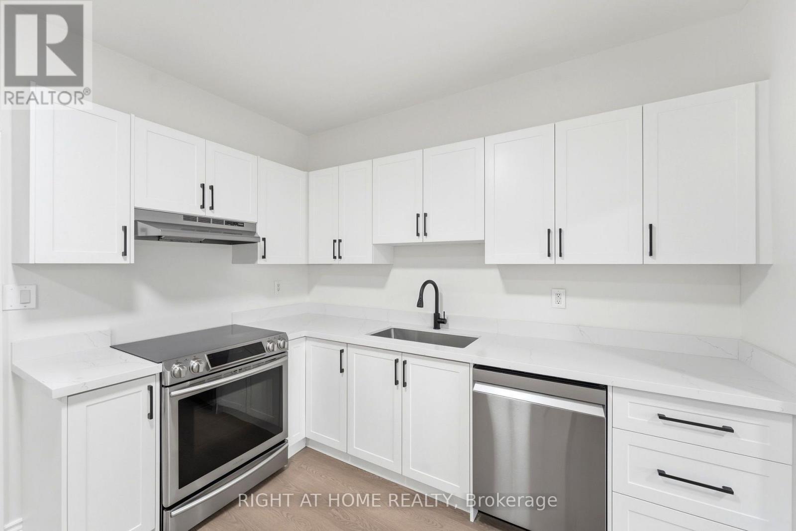 522 Cannon Street E, Hamilton, ON - Indoor Photo Showing Kitchen