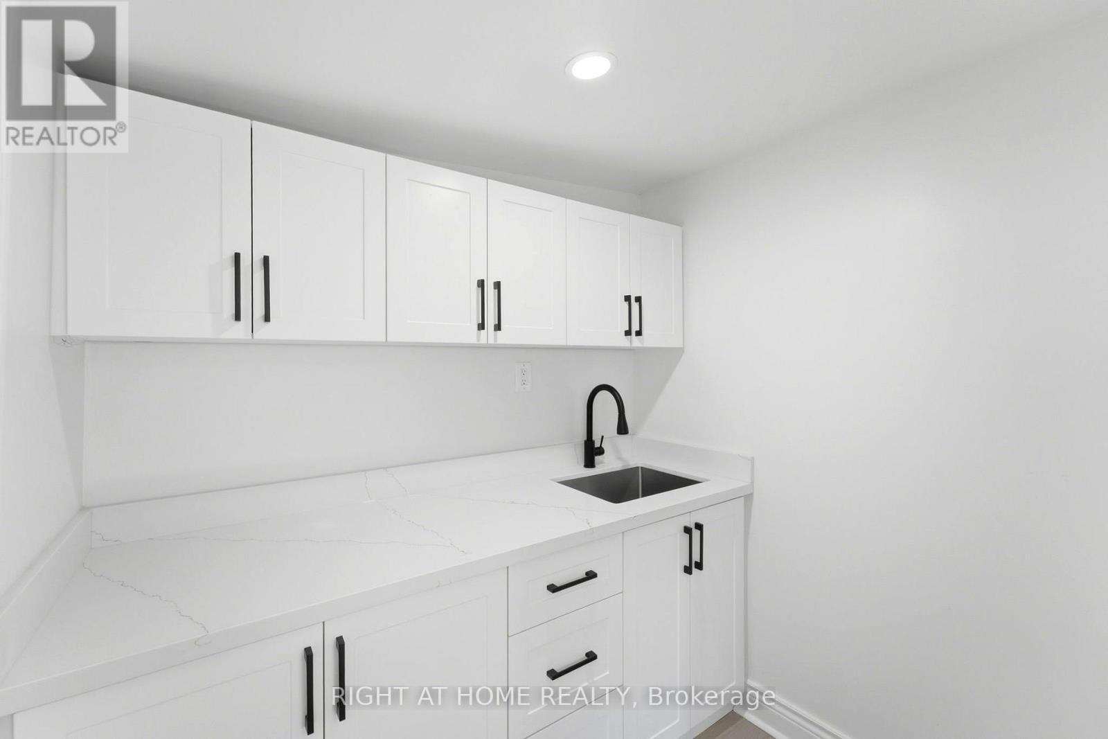 522 Cannon Street E, Hamilton, ON - Indoor Photo Showing Kitchen