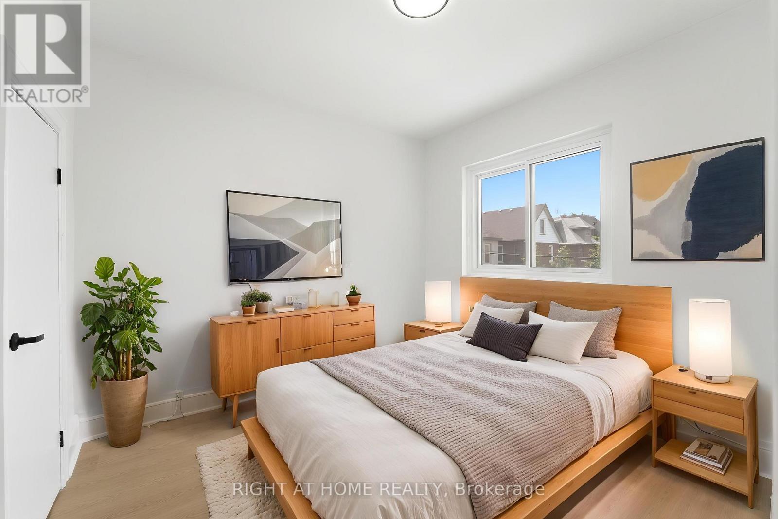 522 Cannon Street E, Hamilton, ON - Indoor Photo Showing Bedroom