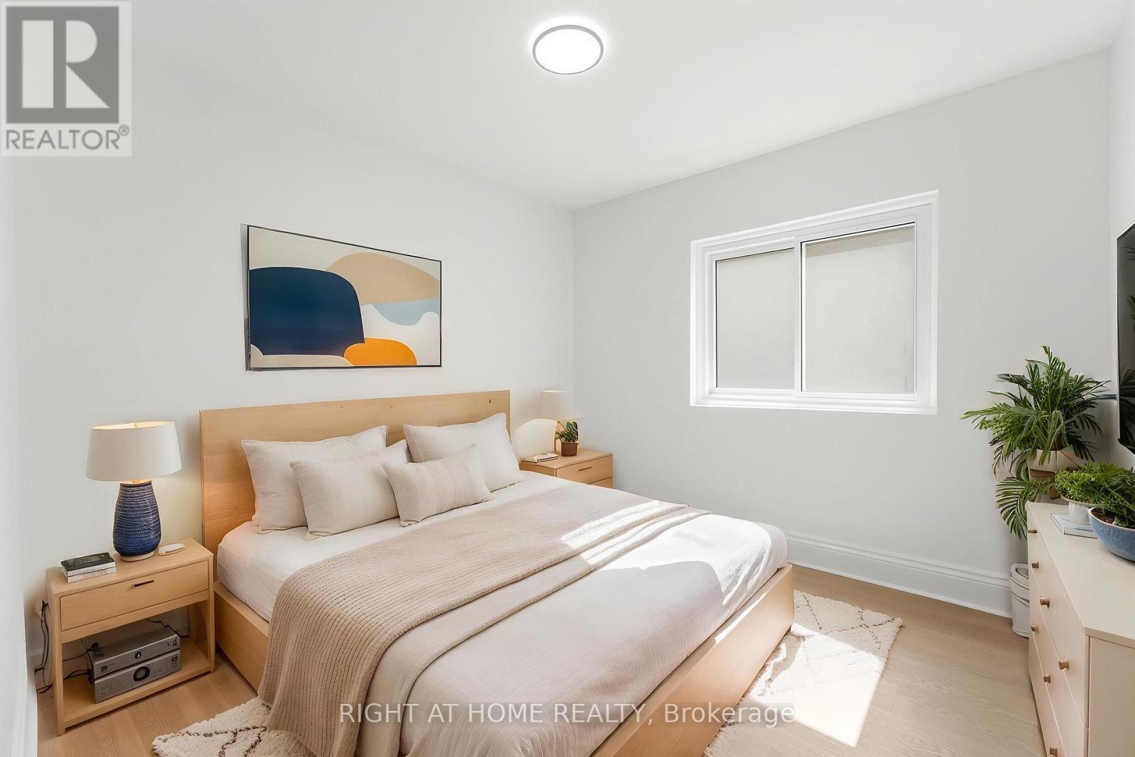 522 Cannon Street E, Hamilton, ON - Indoor Photo Showing Bedroom