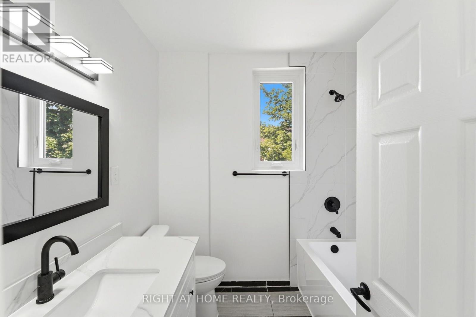 522 Cannon Street E, Hamilton, ON - Indoor Photo Showing Bathroom