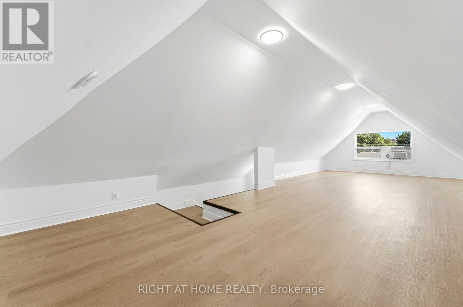 522 Cannon Street E, Hamilton, ON - Indoor Photo Showing Other Room