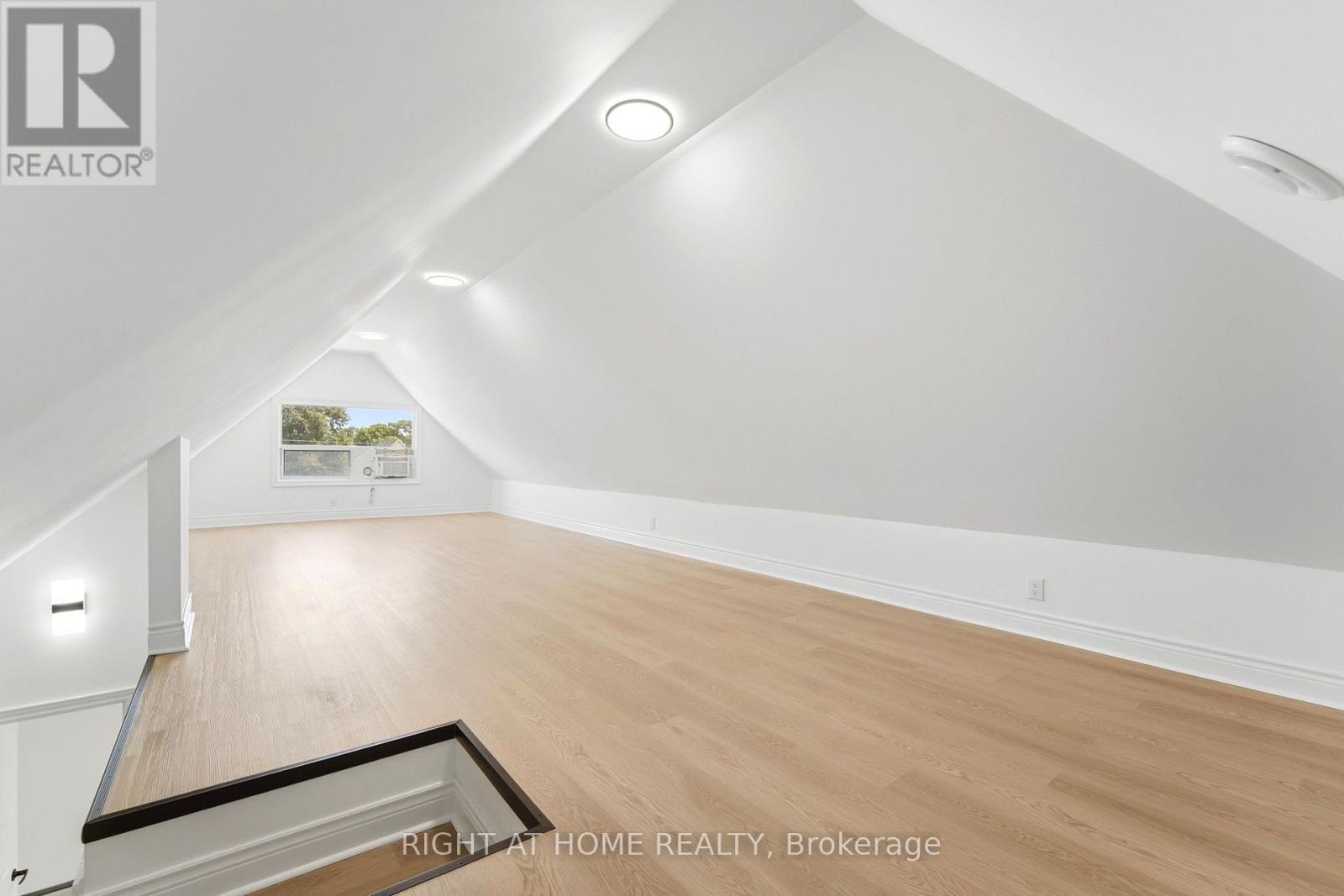 522 Cannon Street E, Hamilton, ON - Indoor Photo Showing Other Room