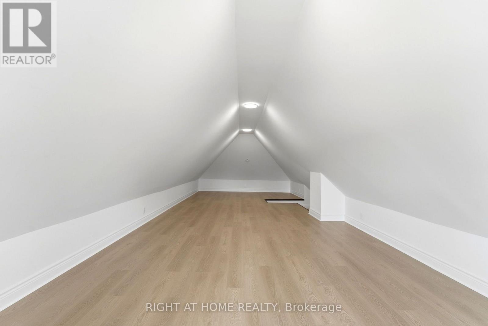 522 Cannon Street E, Hamilton, ON - Indoor Photo Showing Other Room
