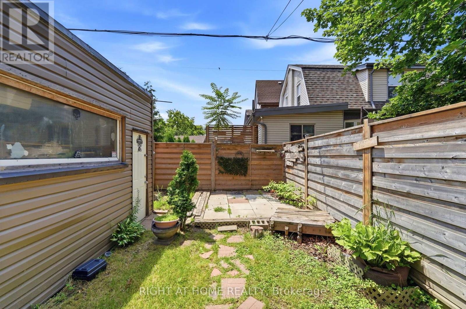 522 Cannon Street E, Hamilton, ON - Outdoor