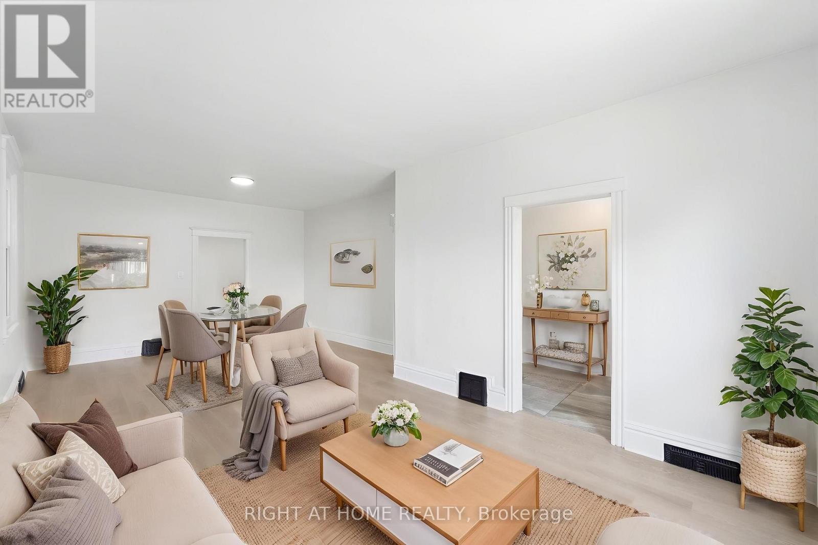 522 Cannon Street E, Hamilton, ON - Indoor Photo Showing Living Room