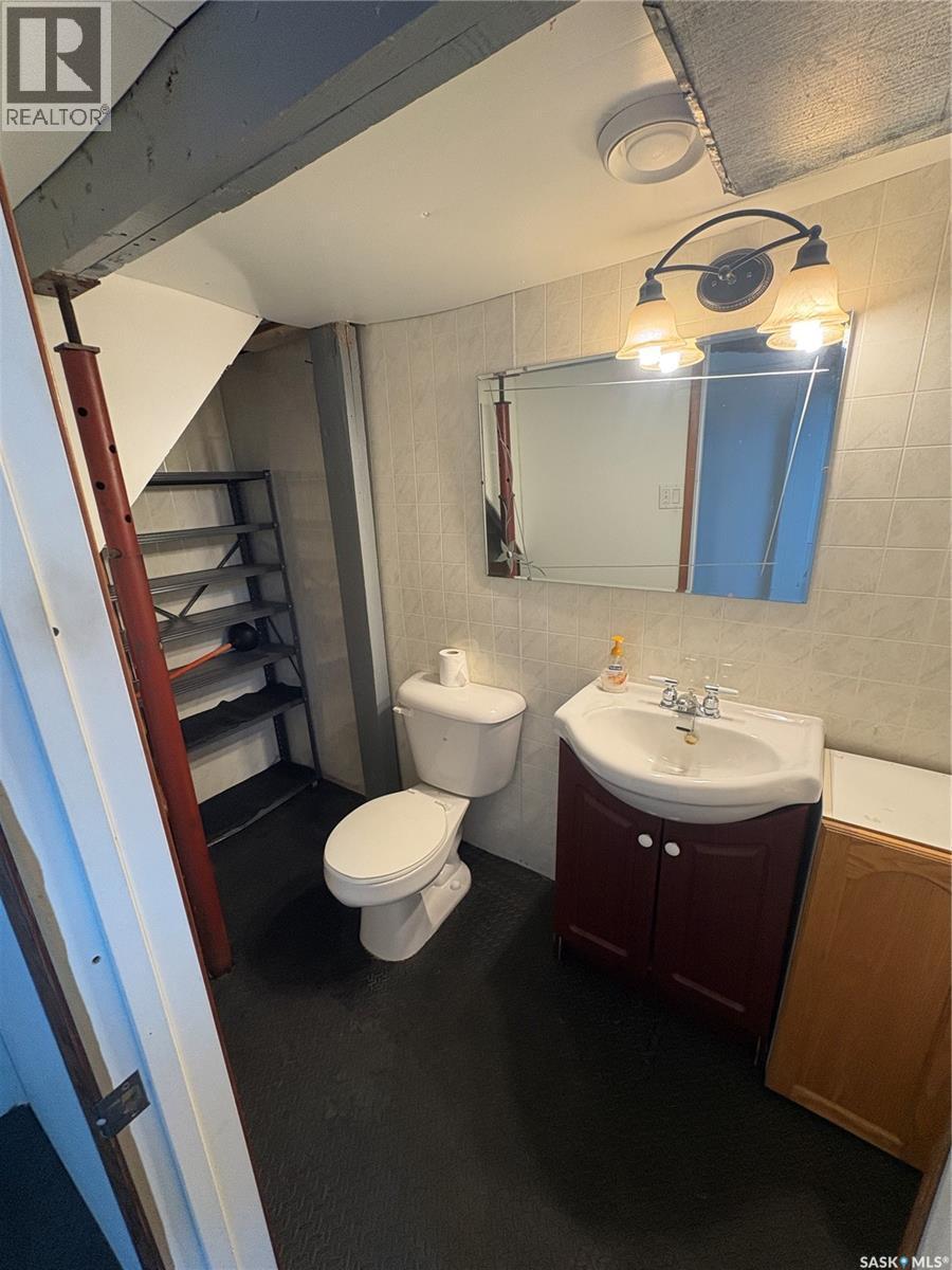 511 Road Avenue E, Langenburg, SK - Indoor Photo Showing Bathroom