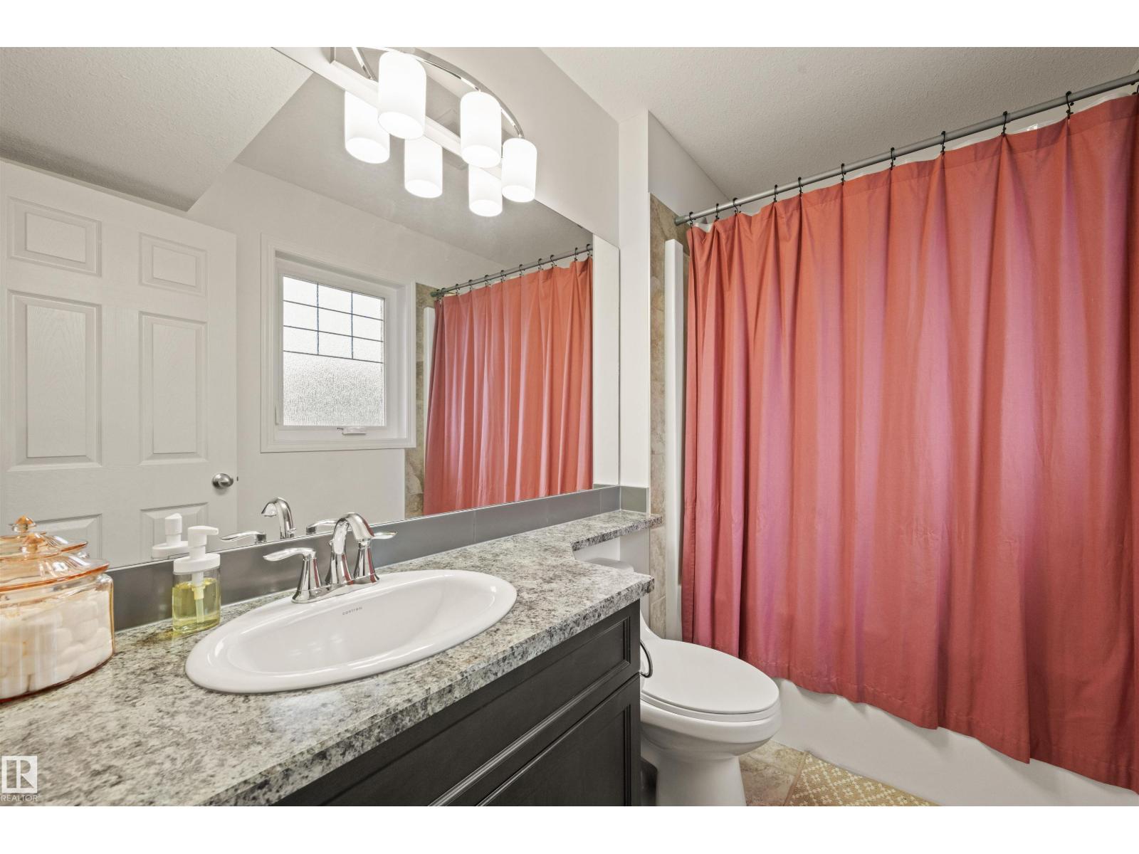 12425 111 Av Nw, Edmonton, AB - Indoor Photo Showing Bathroom