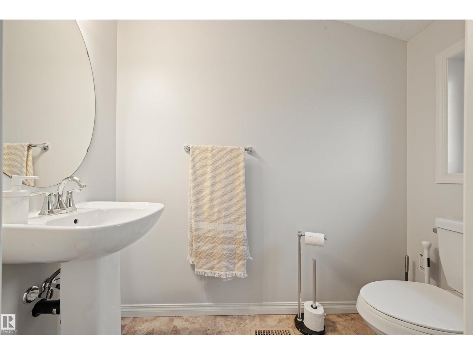 12425 111 Av Nw, Edmonton, AB - Indoor Photo Showing Bathroom