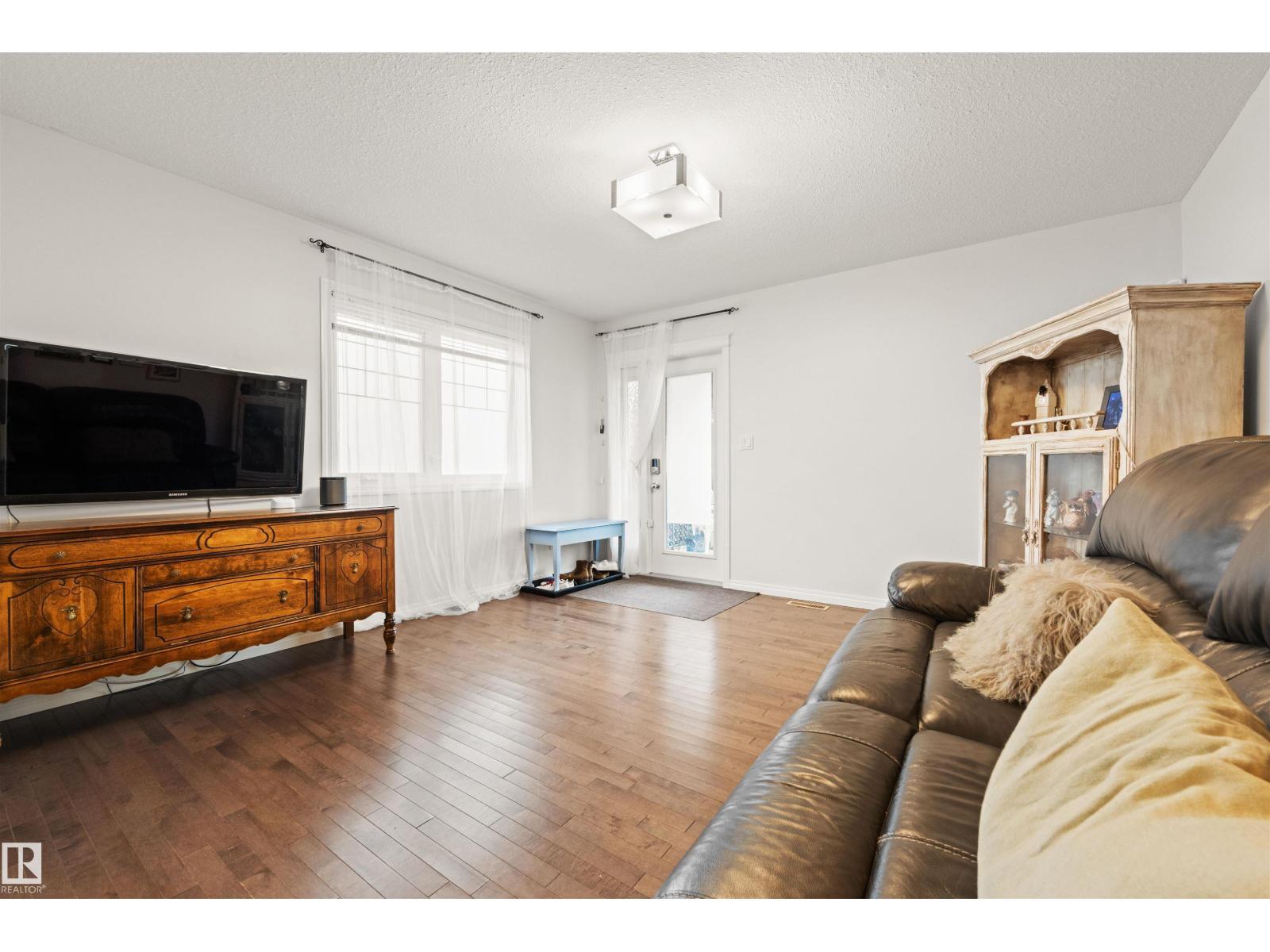 12425 111 Av Nw, Edmonton, AB - Indoor Photo Showing Living Room