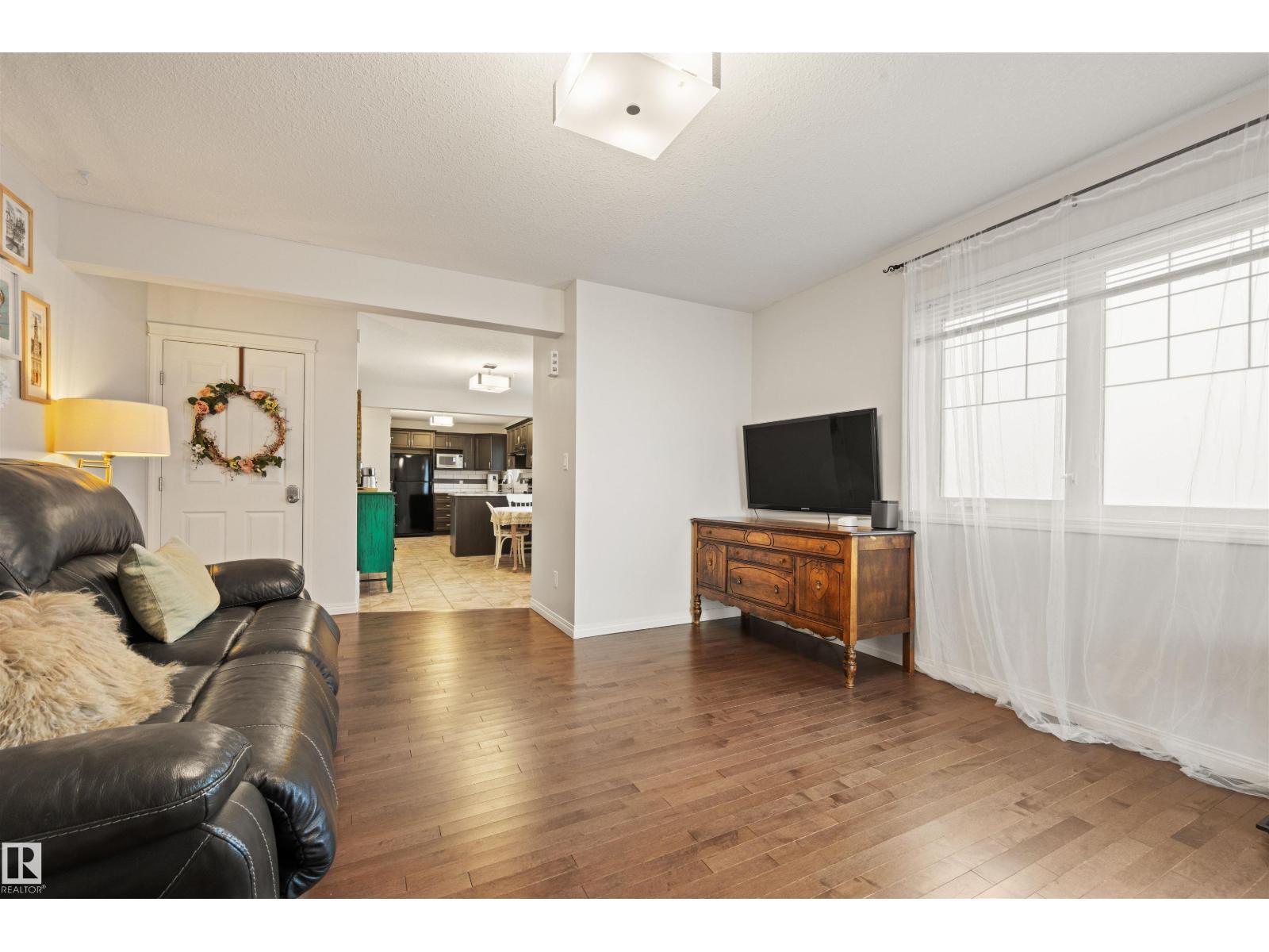12425 111 Av Nw, Edmonton, AB - Indoor Photo Showing Living Room