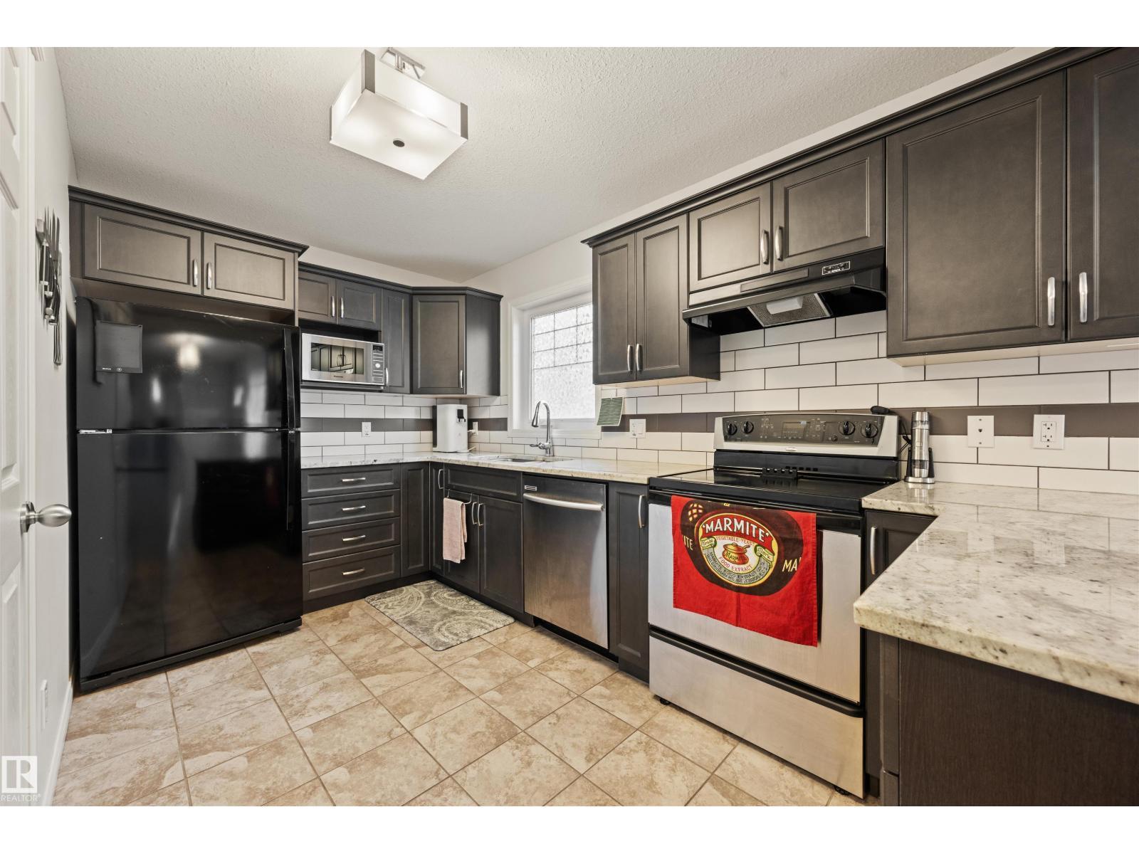 12425 111 Av Nw, Edmonton, AB - Indoor Photo Showing Kitchen