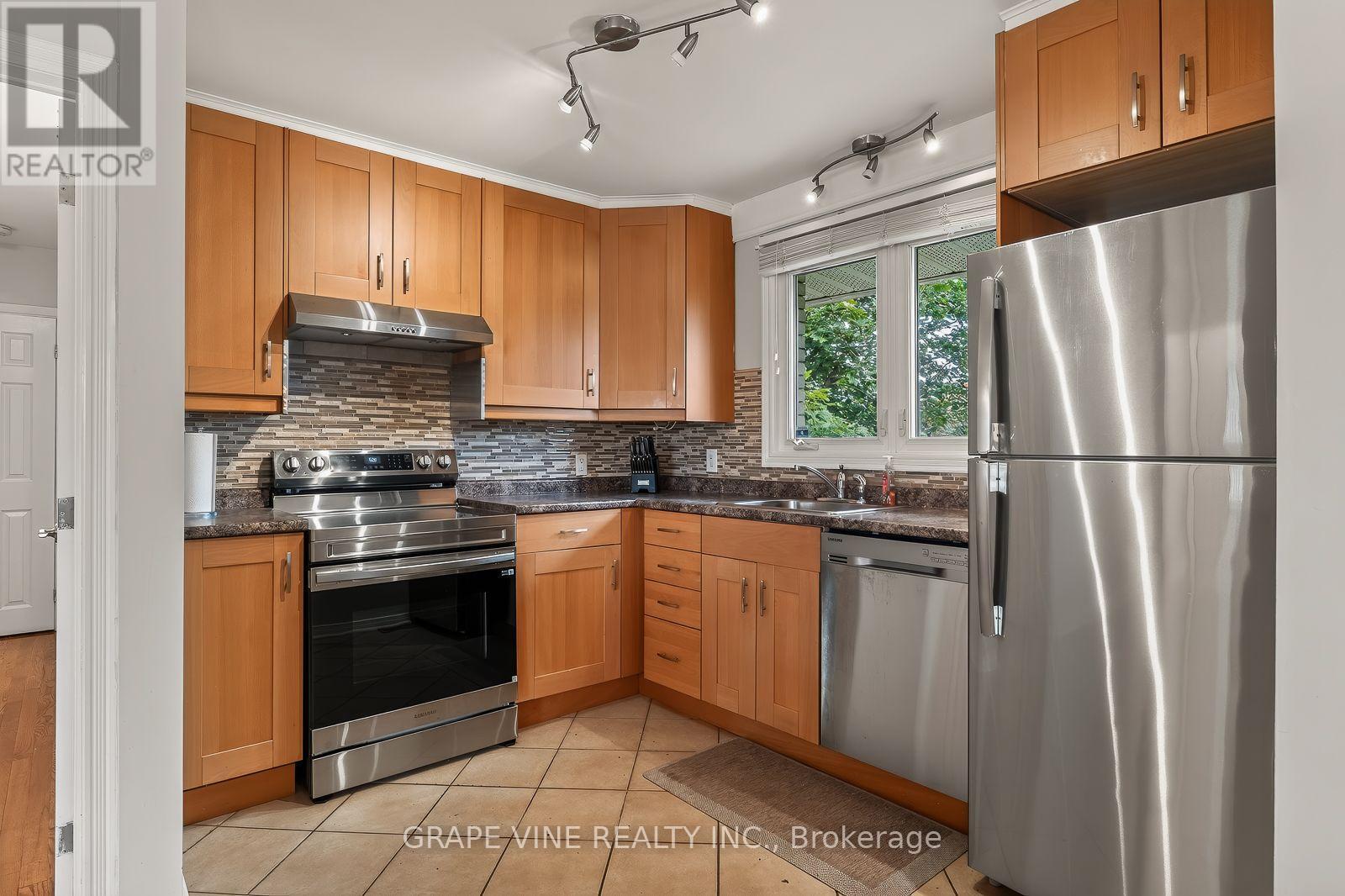 125 Norice Street, Ottawa, ON - Indoor Photo Showing Kitchen