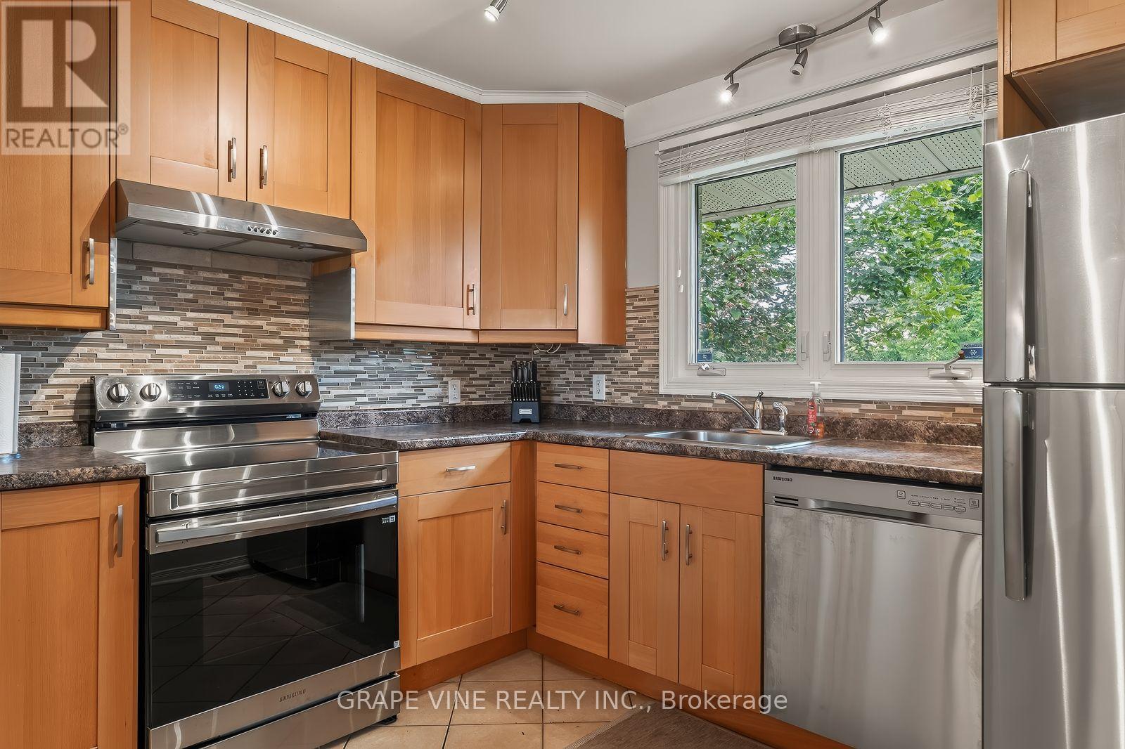 125 Norice Street, Ottawa, ON - Indoor Photo Showing Kitchen With Double Sink