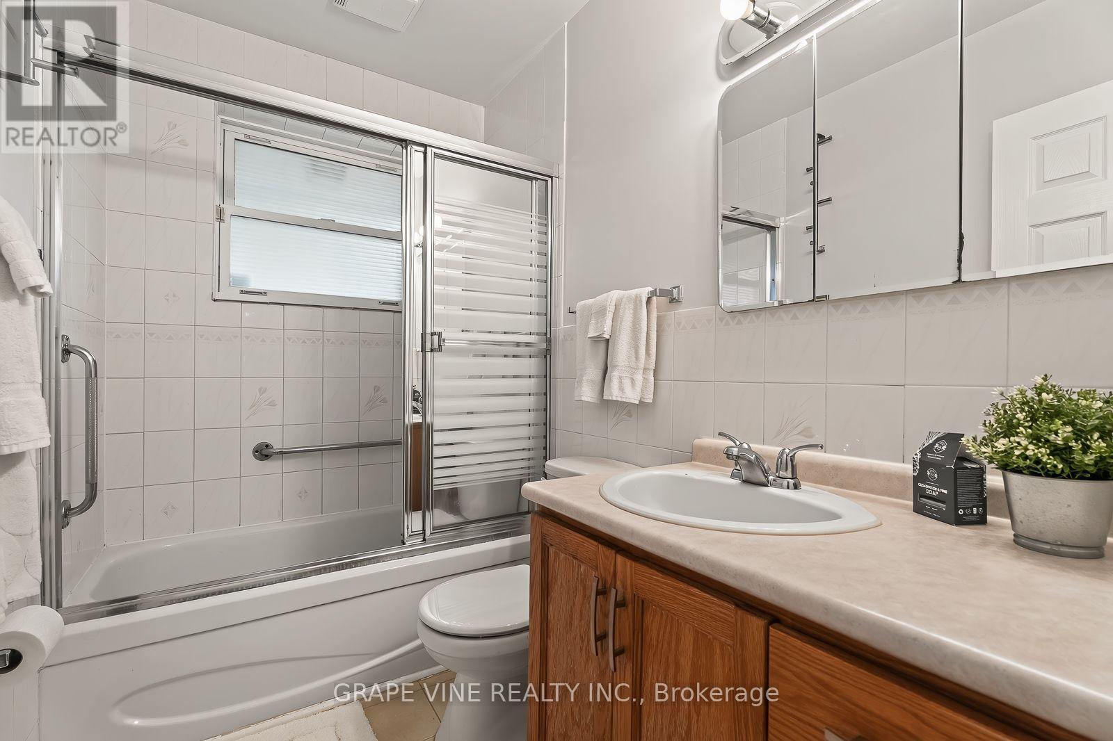 125 Norice Street, Ottawa, ON - Indoor Photo Showing Bathroom
