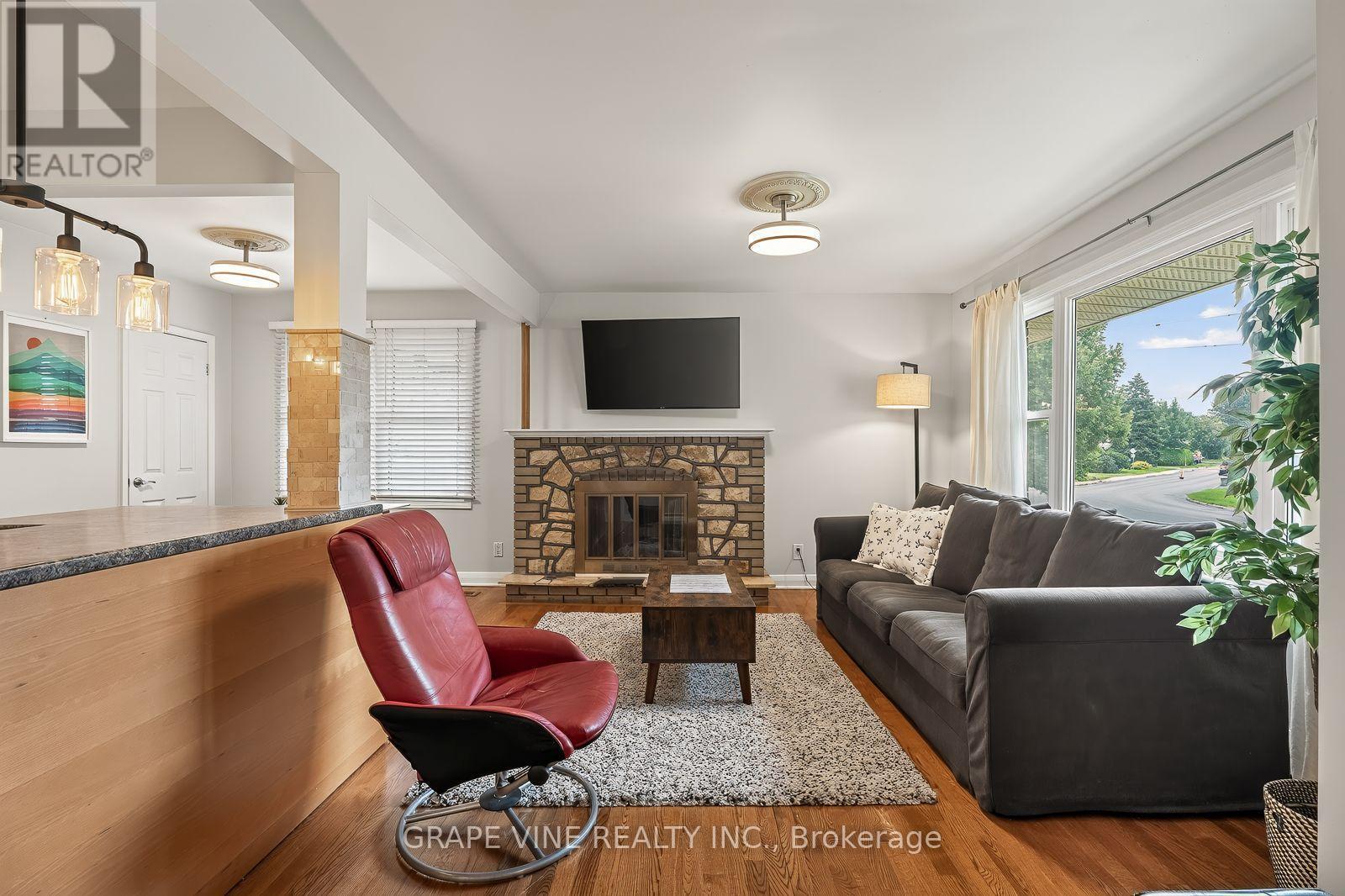 125 Norice Street, Ottawa, ON - Indoor Photo Showing Living Room With Fireplace