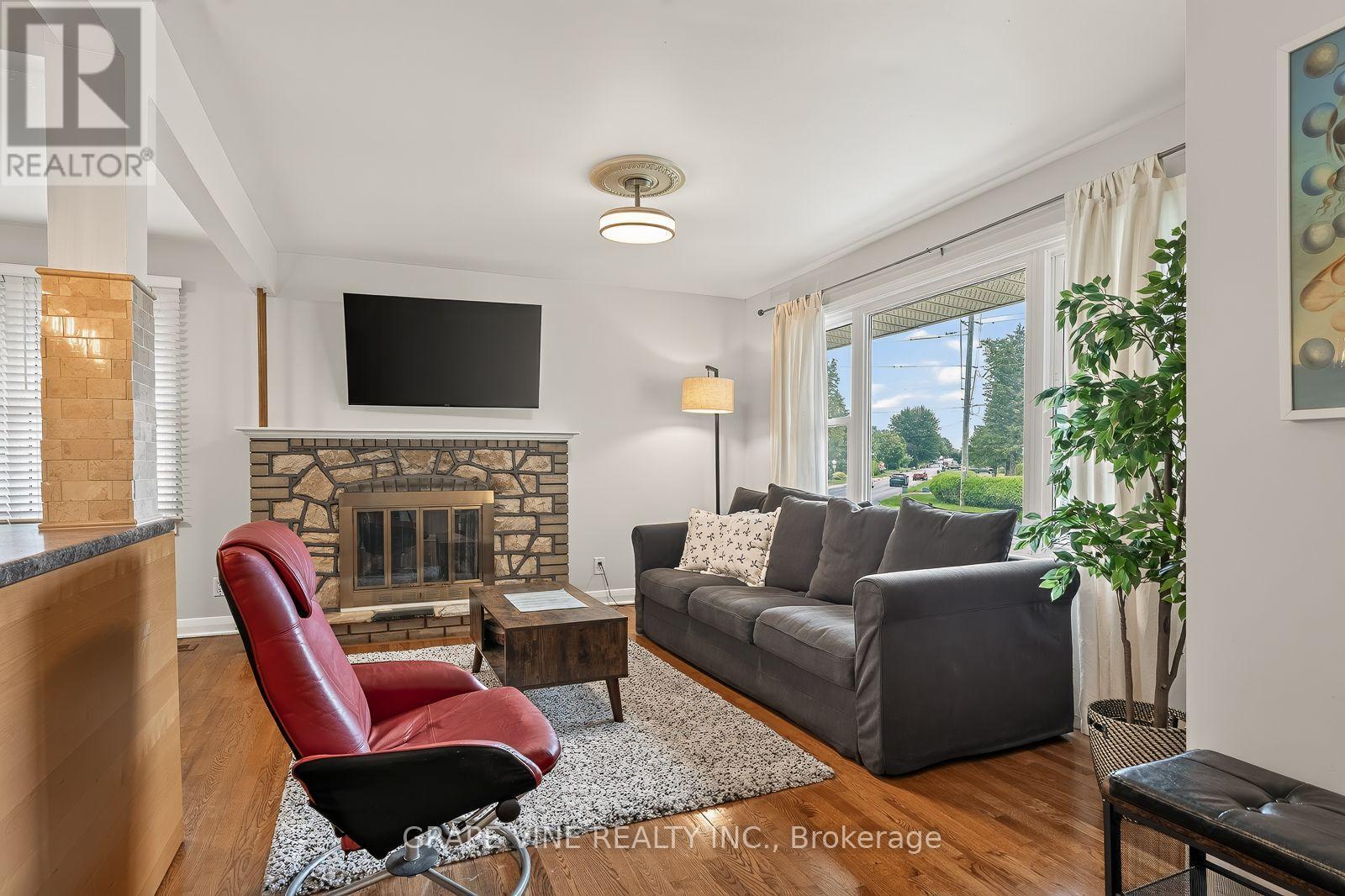 125 Norice Street, Ottawa, ON - Indoor Photo Showing Living Room With Fireplace