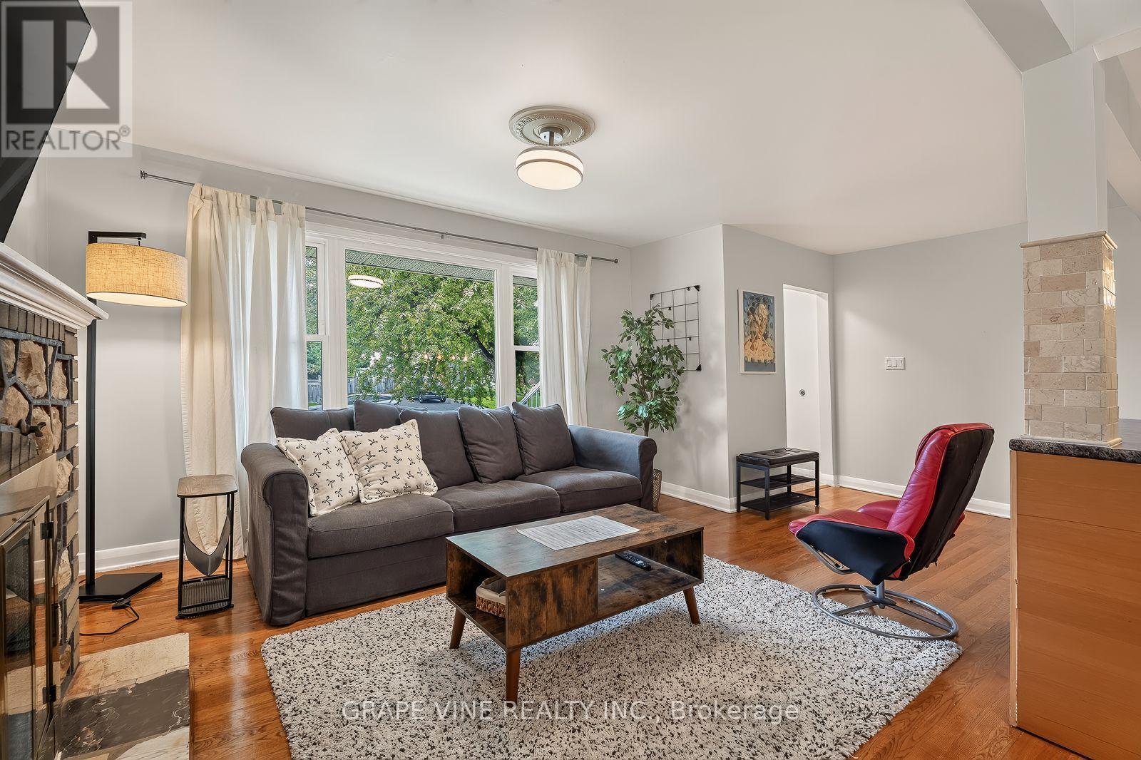 125 Norice Street, Ottawa, ON - Indoor Photo Showing Living Room