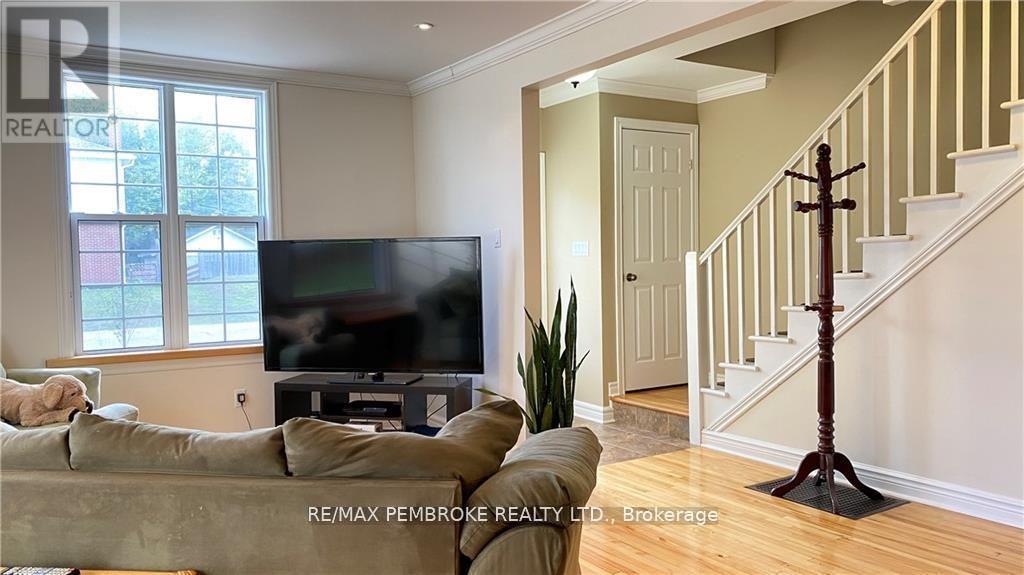 16 Wolfe Avenue, Deep River, ON - Indoor Photo Showing Living Room