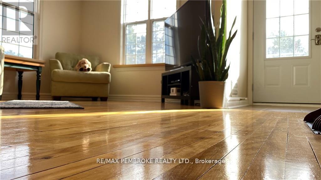 16 Wolfe Avenue, Deep River, ON - Indoor