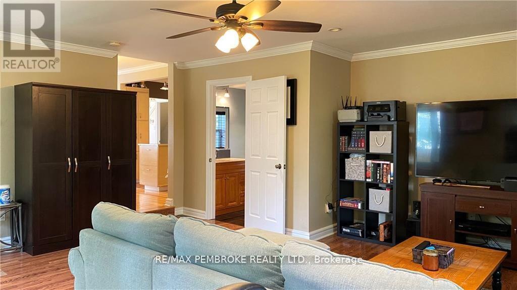 16 Wolfe Avenue, Deep River, ON - Indoor