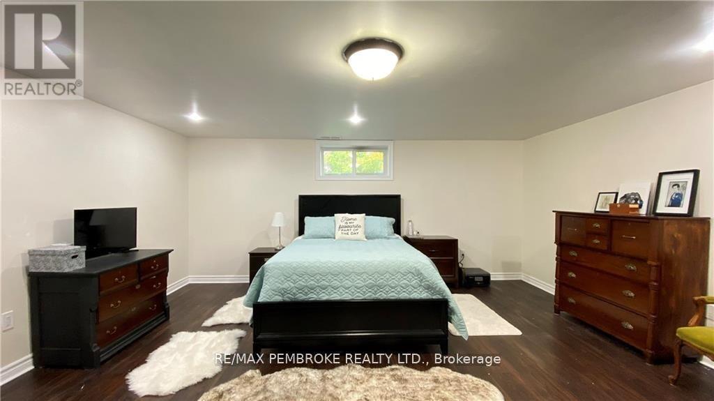 16 Wolfe Avenue, Deep River, ON - Indoor Photo Showing Bedroom