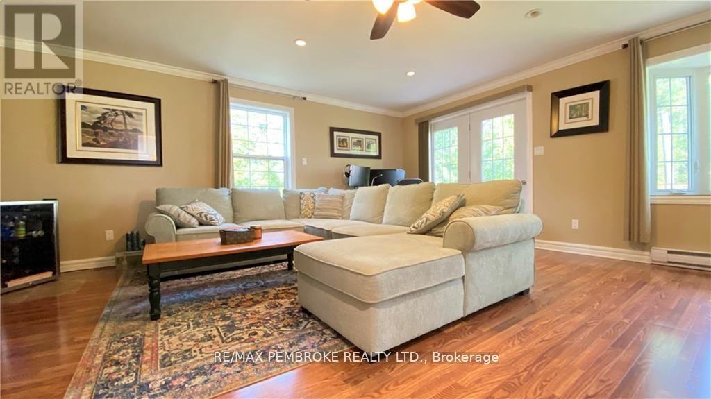 16 Wolfe Avenue, Deep River, ON - Indoor Photo Showing Living Room