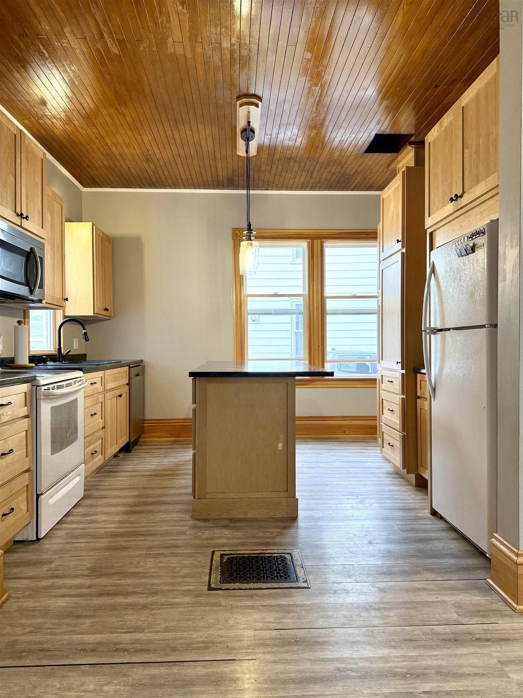20 Agnew Street, Amherst, NS - Indoor Photo Showing Kitchen