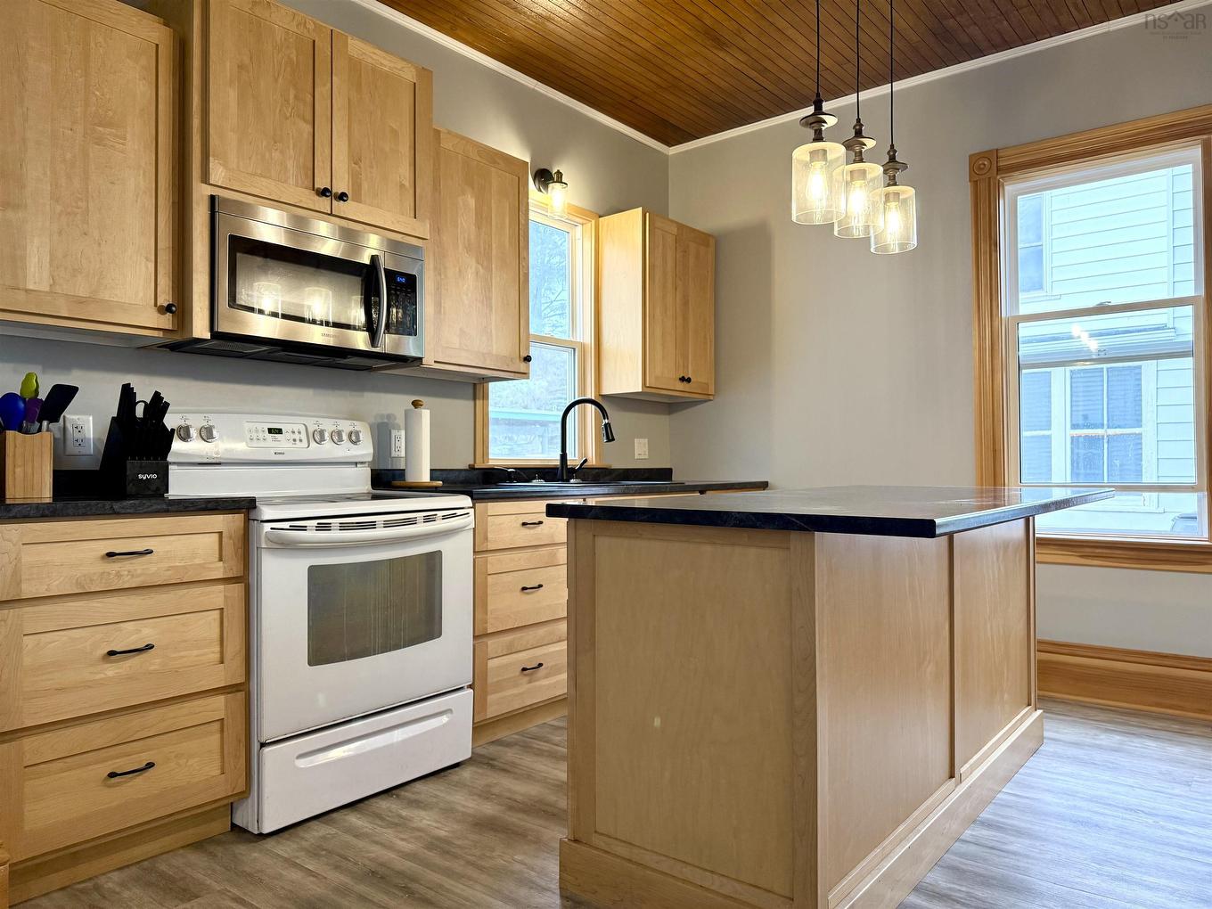 20 Agnew Street, Amherst, NS - Indoor Photo Showing Kitchen