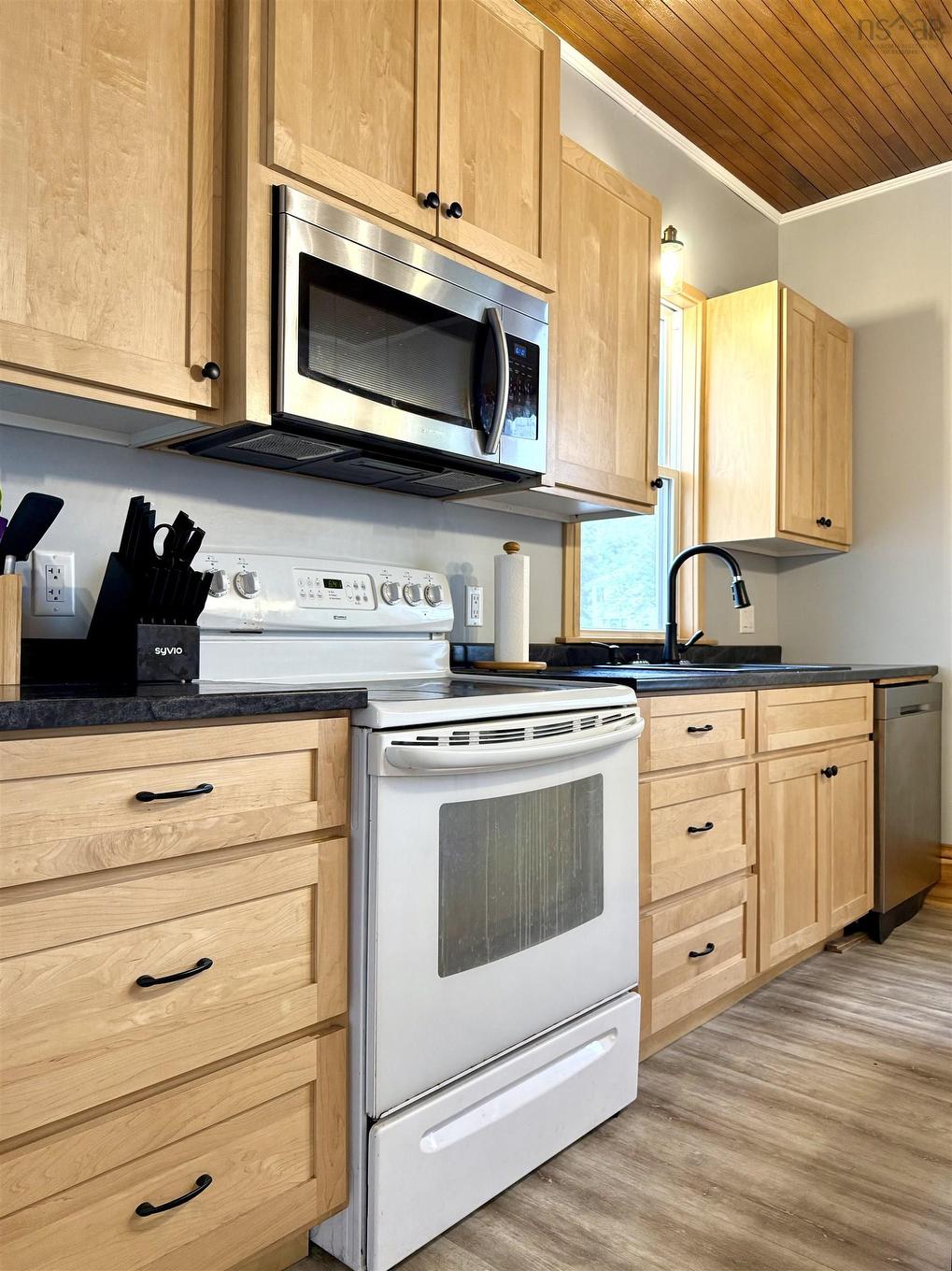 20 Agnew Street, Amherst, NS - Indoor Photo Showing Kitchen