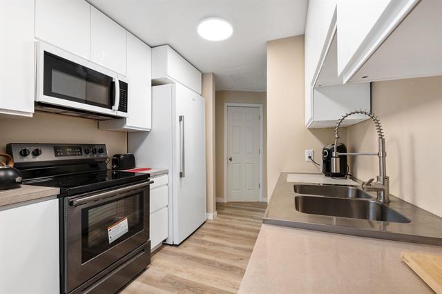 326 Alfred Ave, Winnipeg, MB - Indoor Photo Showing Kitchen With Double Sink
