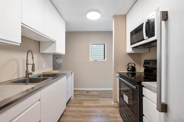 326 Alfred Ave, Winnipeg, MB - Indoor Photo Showing Kitchen With Double Sink