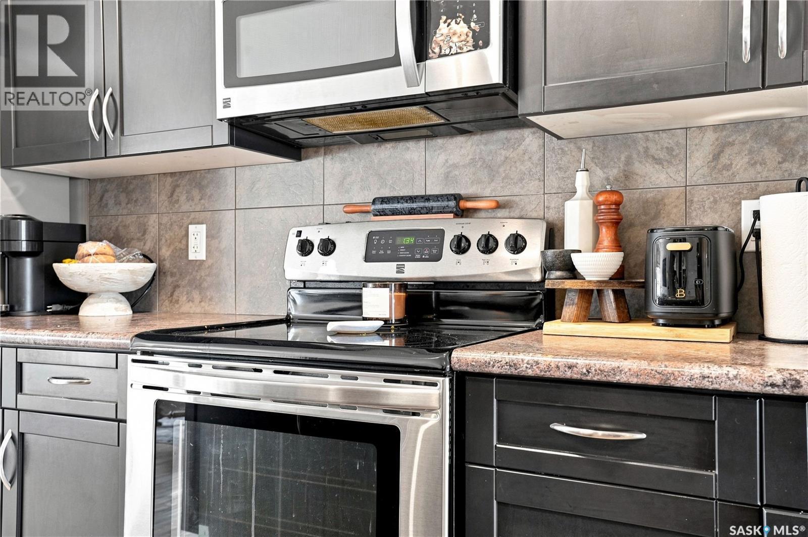 4409 Green Poplar Lane E, Regina, SK - Indoor Photo Showing Kitchen With Upgraded Kitchen