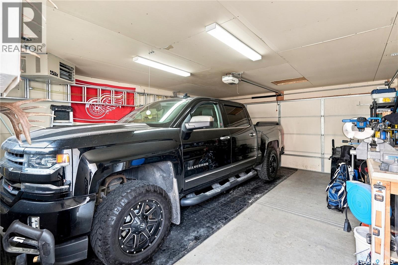 4409 Green Poplar Lane E, Regina, SK - Indoor Photo Showing Garage