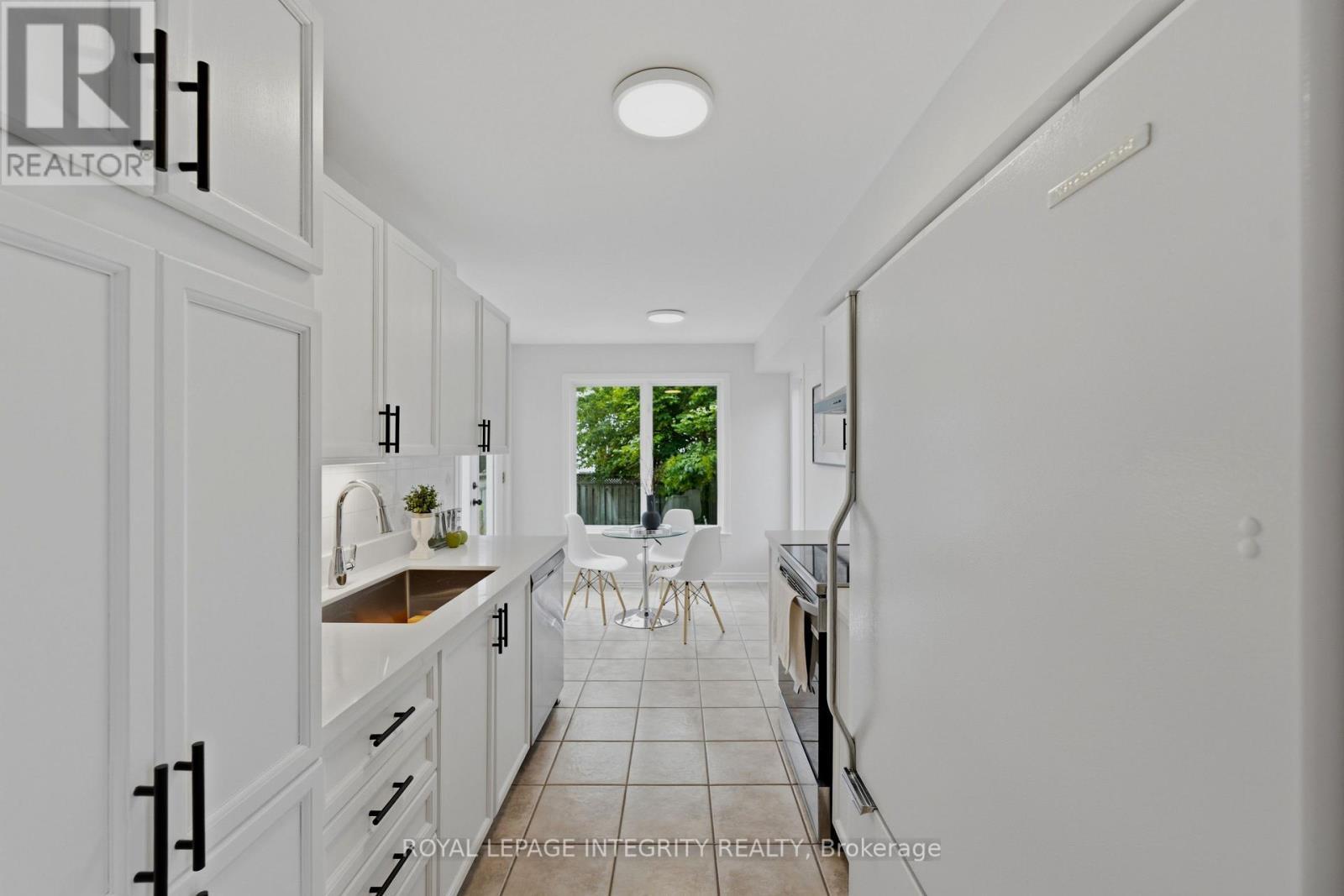 Kitchen - Main Level - 20 Redding Way, Ottawa, ON - Indoor Photo Showing Kitchen