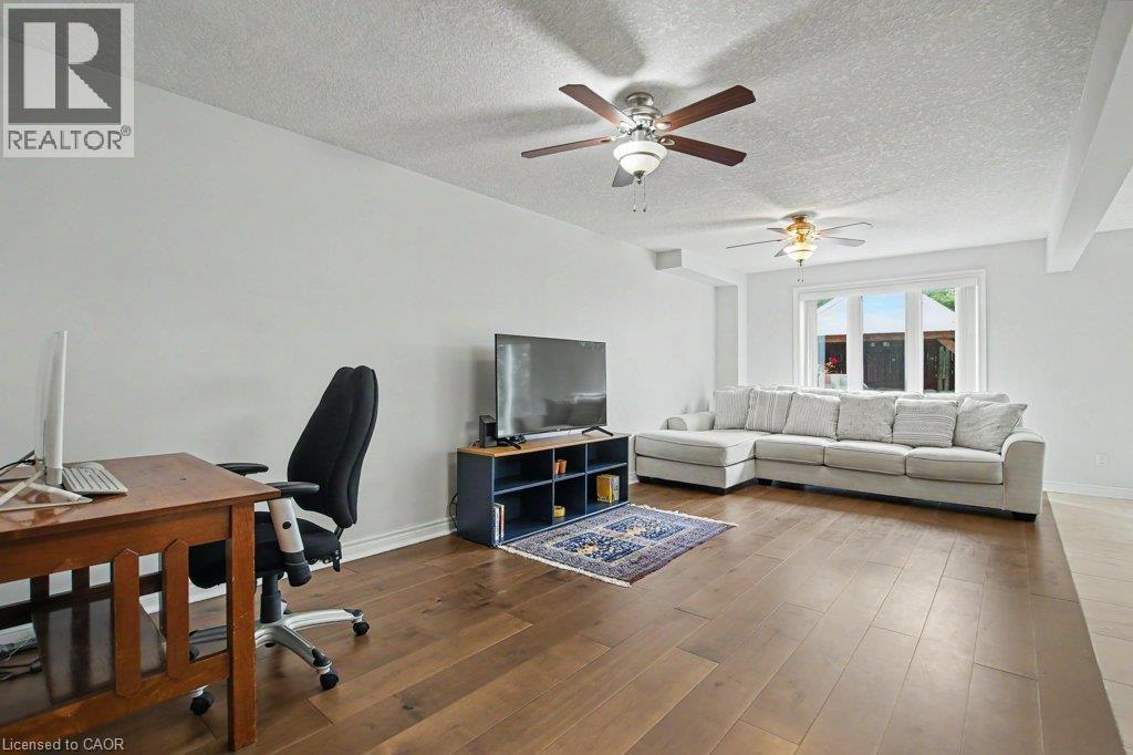 Very large living room - 568 Robert Ferrie Drive, Kitchener, ON - Indoor
