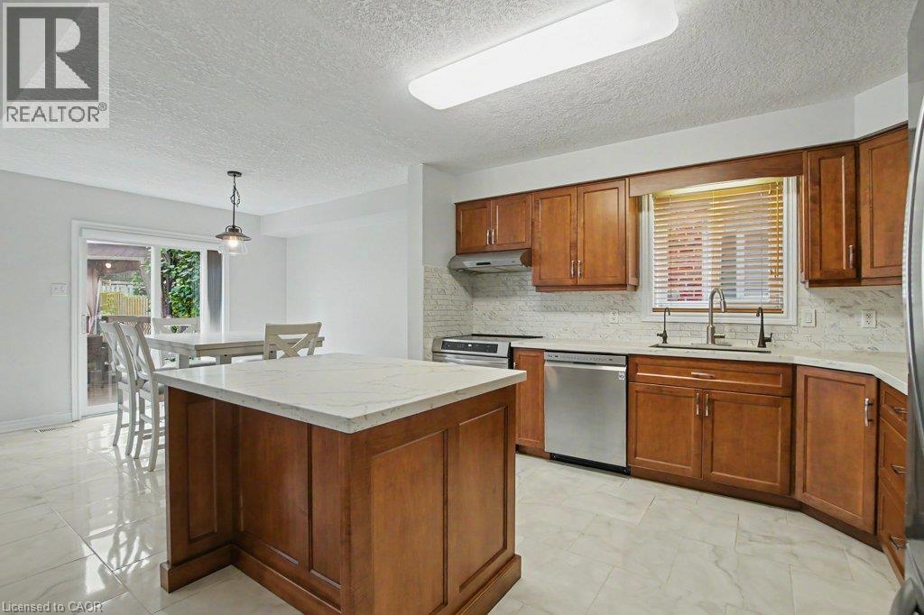 568 Robert Ferrie Drive, Kitchener, ON - Indoor Photo Showing Kitchen