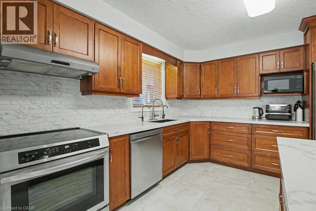 Kitchen featuring a stainless steel appliances - 568 Robert Ferrie Drive, Kitchener, ON - Indoor Photo Showing Kitchen
